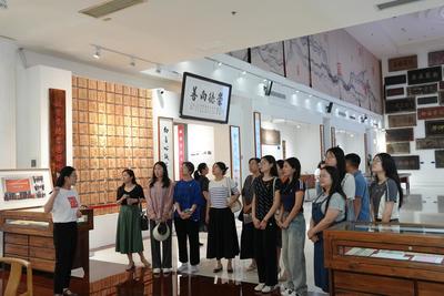 外語學院與北京崇德堂文化傳播簽訂實踐教學基地協(xié)議并授牌